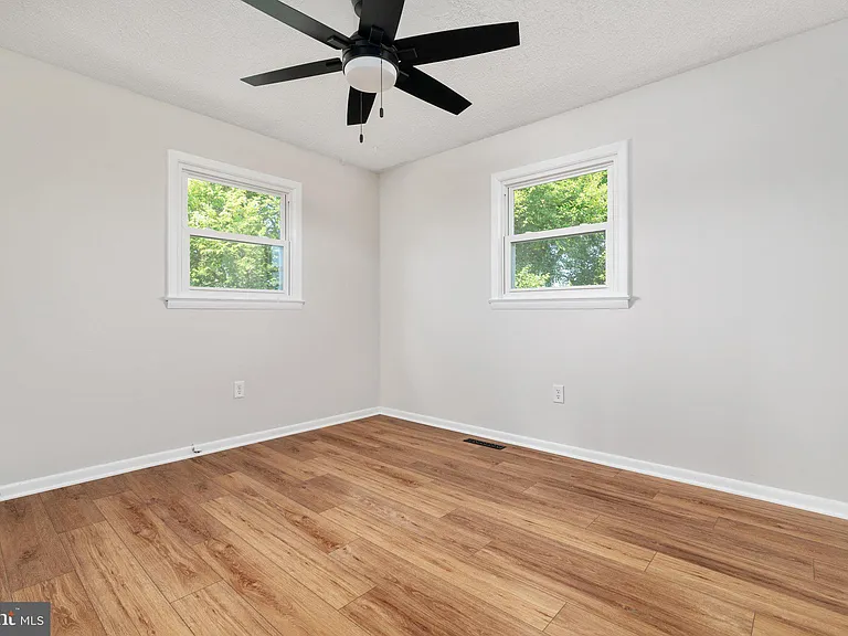337 Lee St — Photo 11