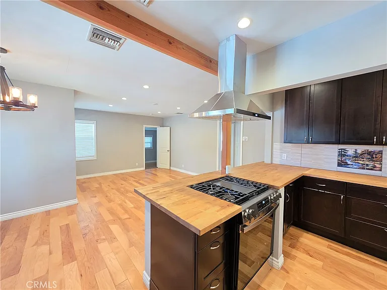 7019 Jamieson Ave — Photo 5
