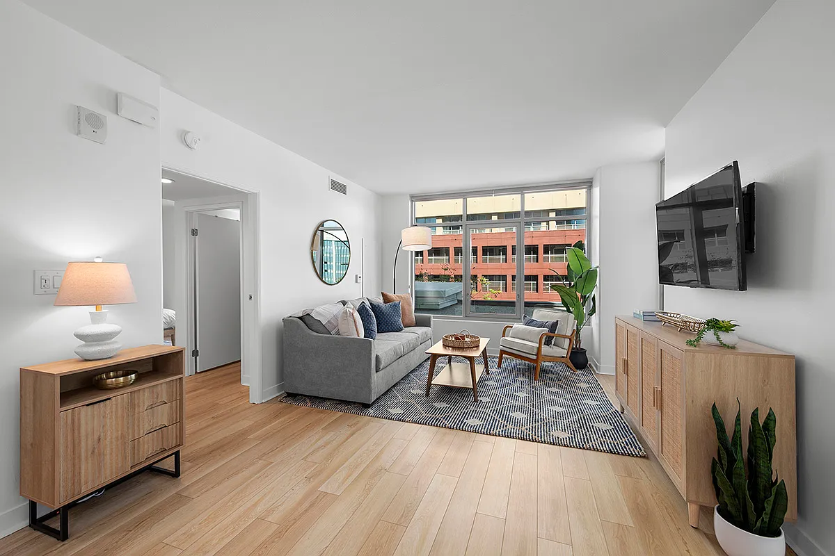 2 bed, 975 sqft, $5,200 — Photo 2