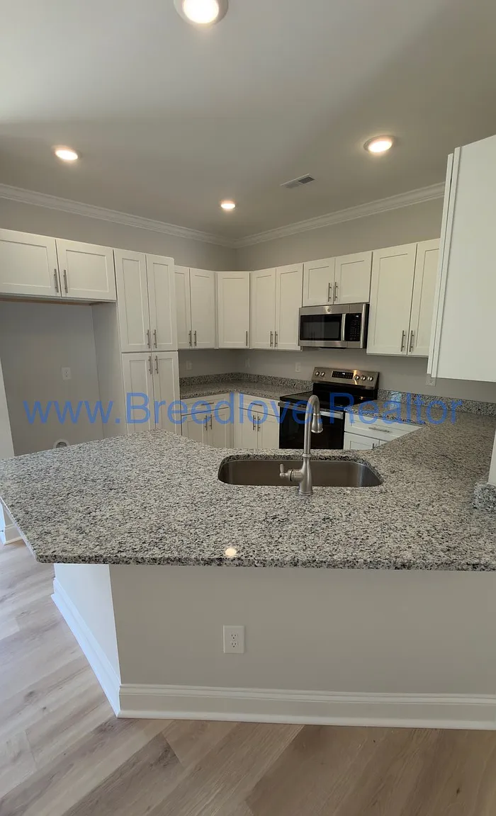 3 bed, 2.0 bath, 1370 sqft, $2,100 — Photo 2