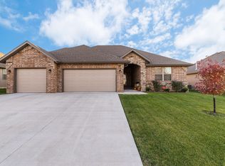 870 E Striper Dr, Nixa, MO 65714