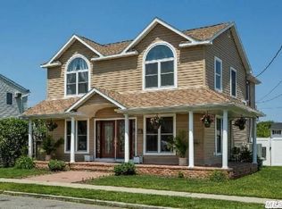 796 S 8th St, Lindenhurst, NY 11757