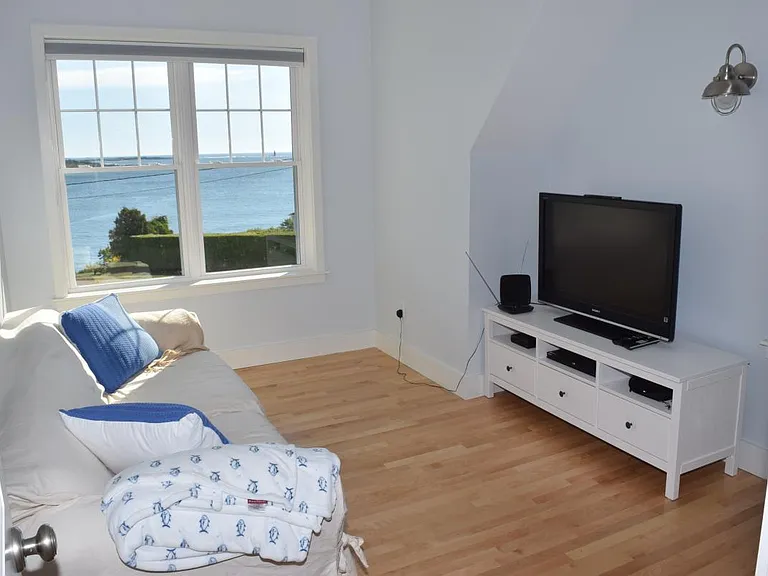 Huge bedroom with the extra long twins.