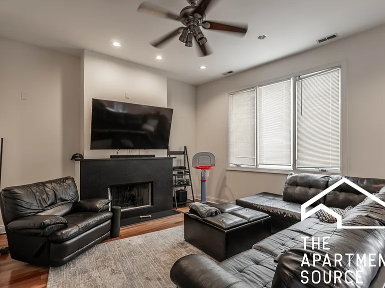 1354 W Augusta Blvd #201 — Photo 3