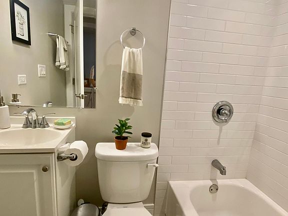 3rd image of 916 W Willow St APT 1