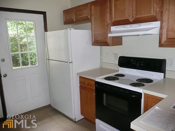 4th image of 413 Charter Ct