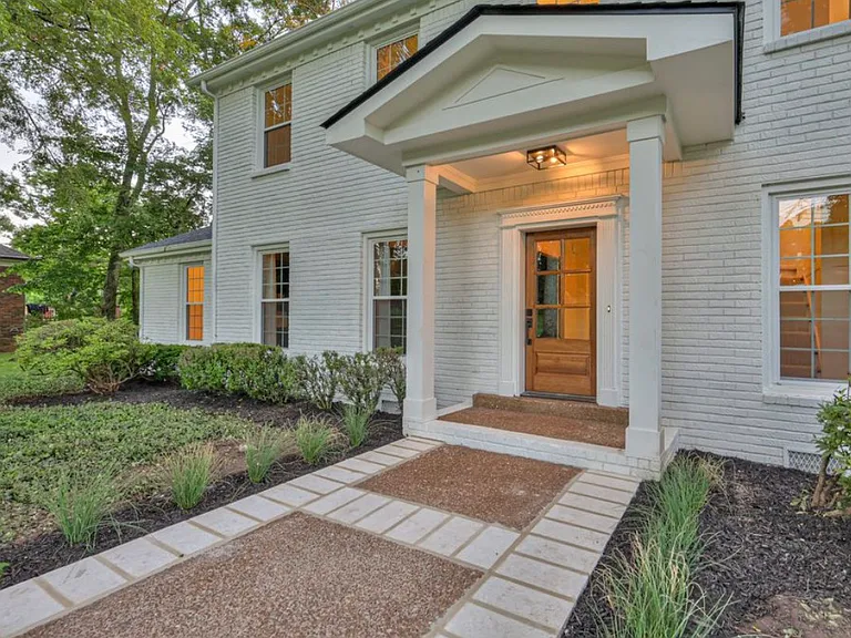 1211 Arrowhead Dr — Photo 2
