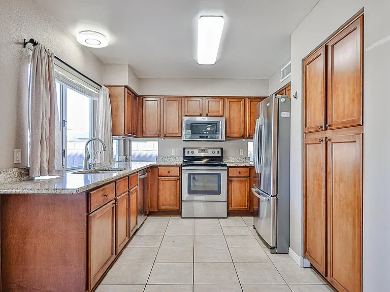 3236 E Hiddenview Dr — Photo 6