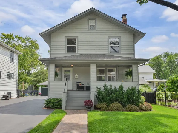 705 N Main St, Wheaton, IL 60187
