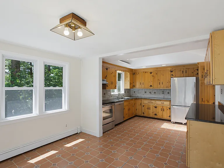 37 Woodbury Rd — Photo 6