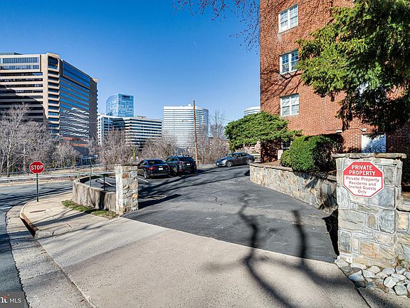 4th image of 1427 N Nash St #303