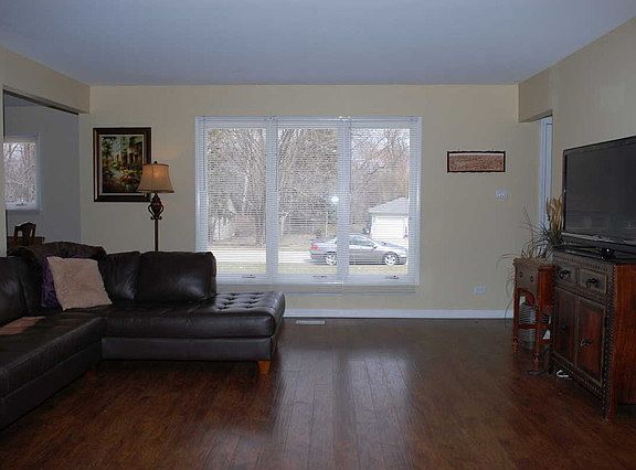 2nd image of 345 Hawthorn Ln