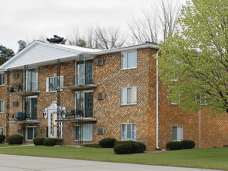 Lincoln Square Apartments — Photo 3