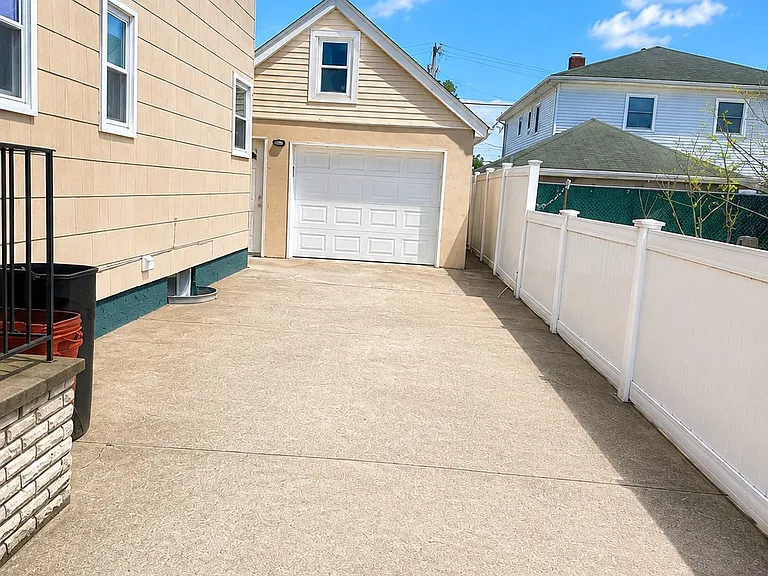 131 Roslyn Rd #1 — Photo 2