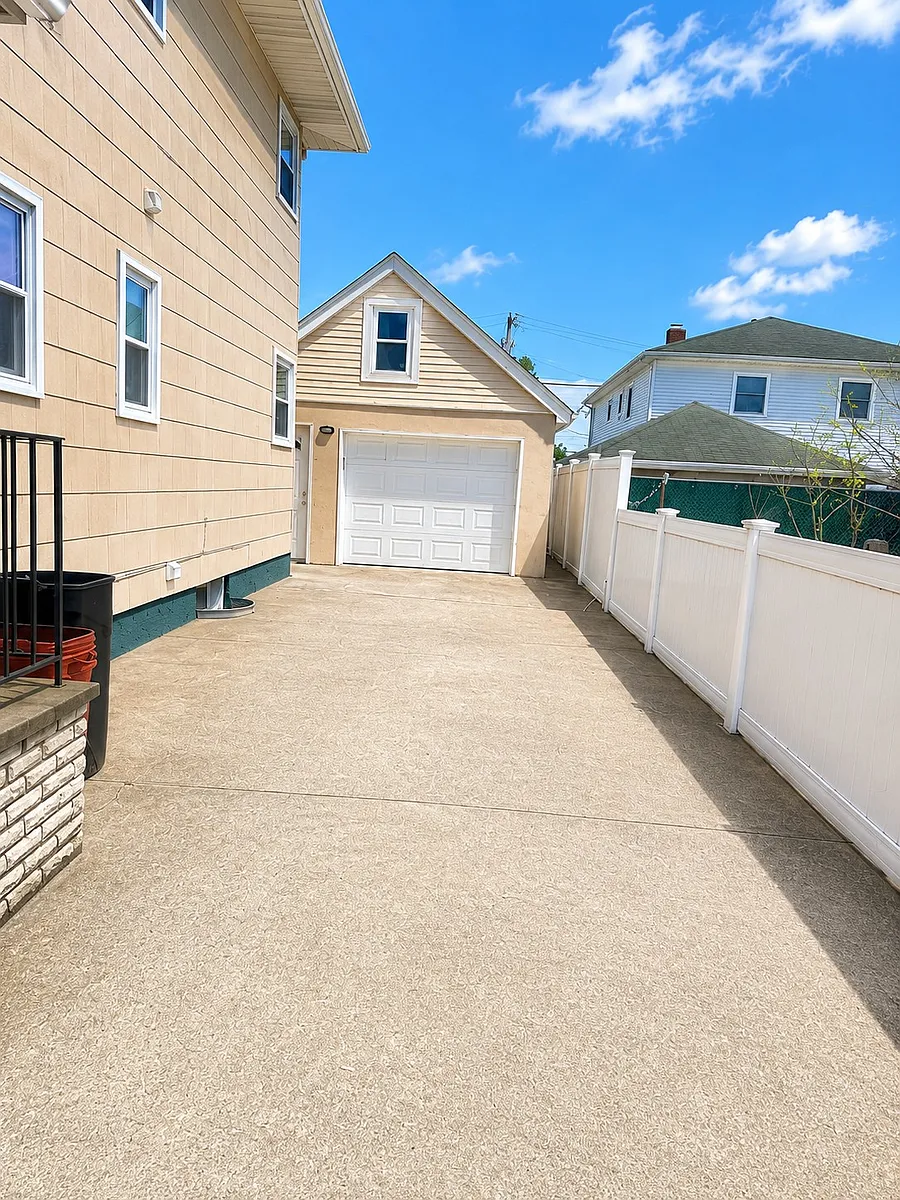 Building Photo - 131 Roslyn Rd #1