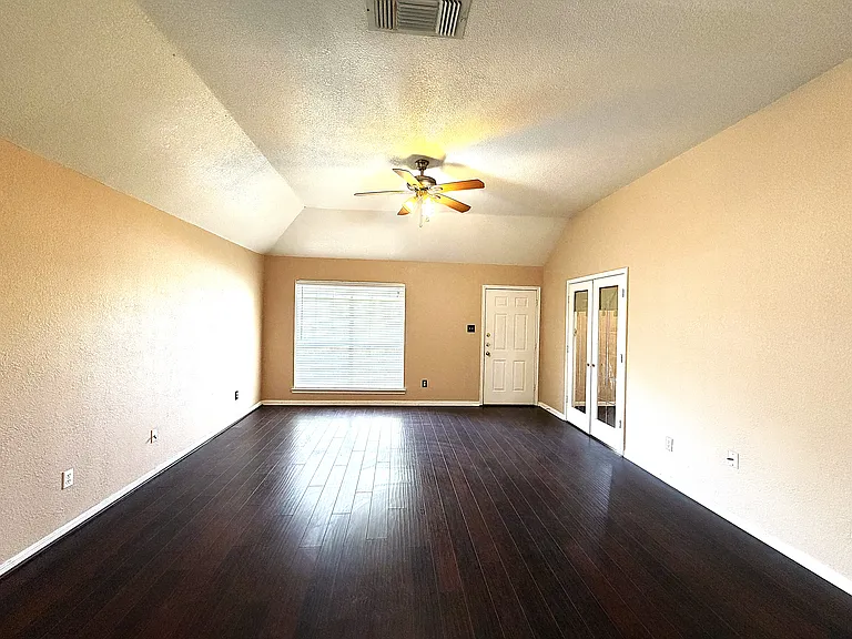 405 Gina Dr — Photo 3