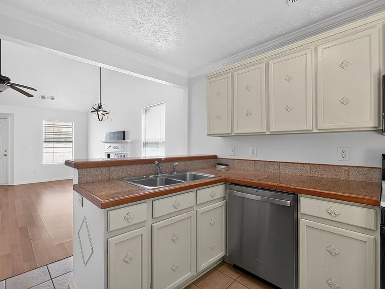327 Autumn Lake Dr — Photo 3