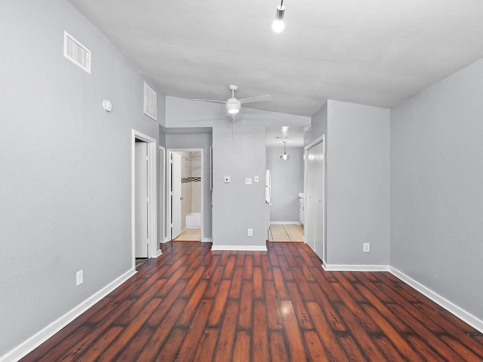 3 bed, 1.0 bath, 1642 sqft, $1,500 — Photo 3