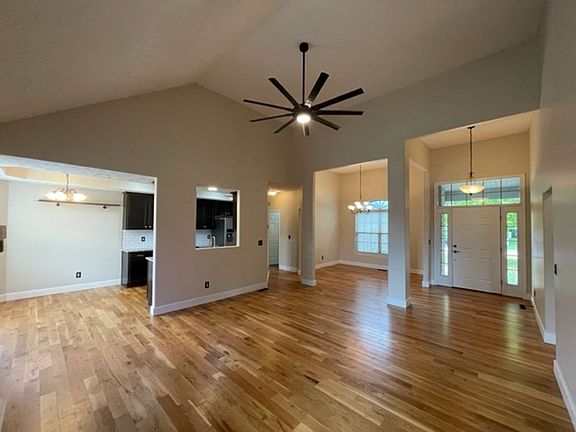 4th image of 210 N Jasmine Dr