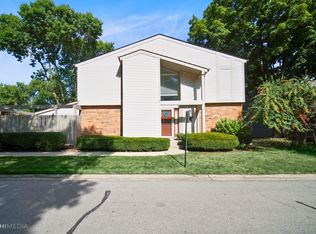 223 W Raleigh Pl #605, Mount Prospect, IL 60056