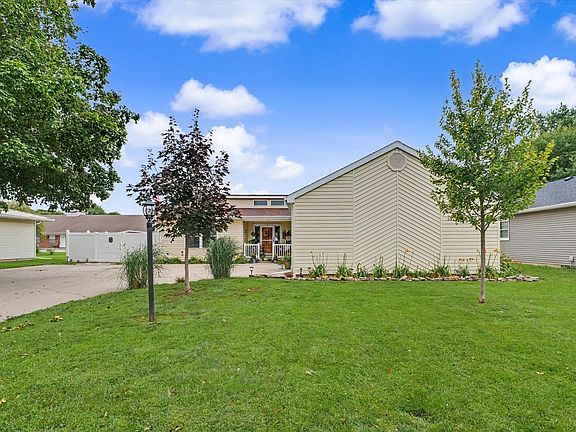 4th image of 105 Surrey Ln