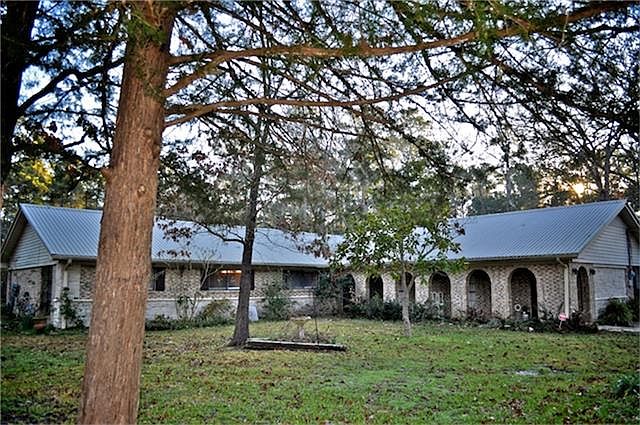 1st image of 810 Edgewood Cir