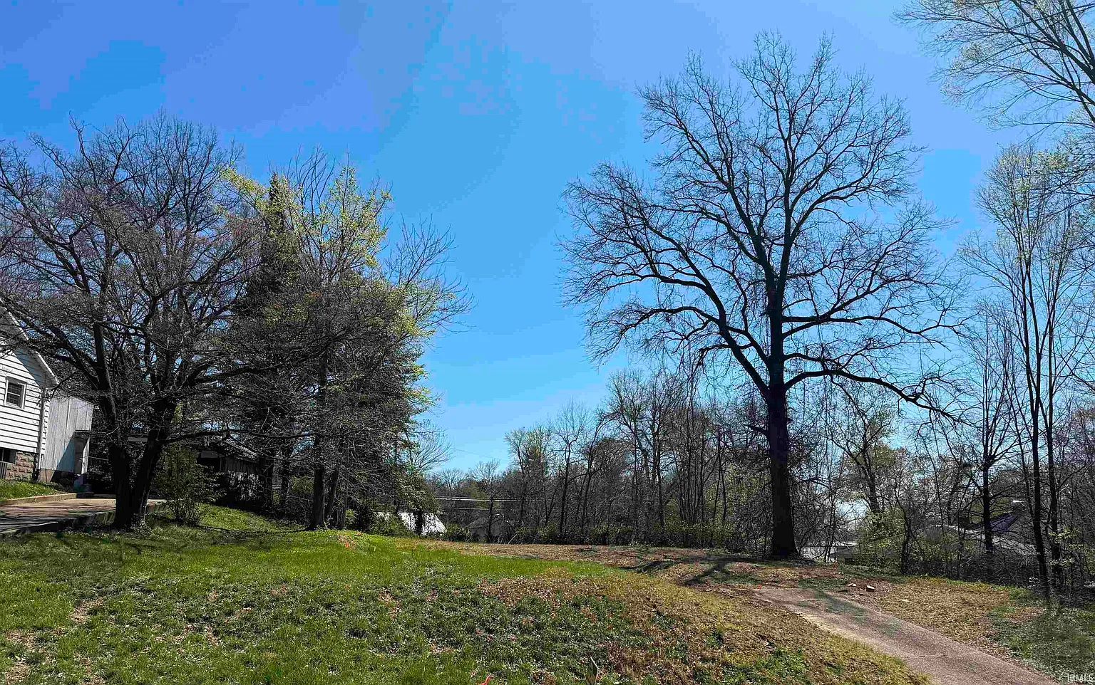 1701 Russell Ave photo 1
