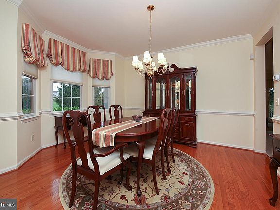 4th image of 284 Country Club Dr