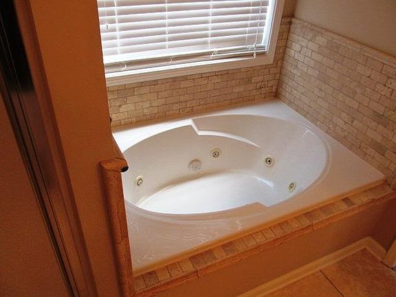 3rd image of 3312 Melissa Ln
