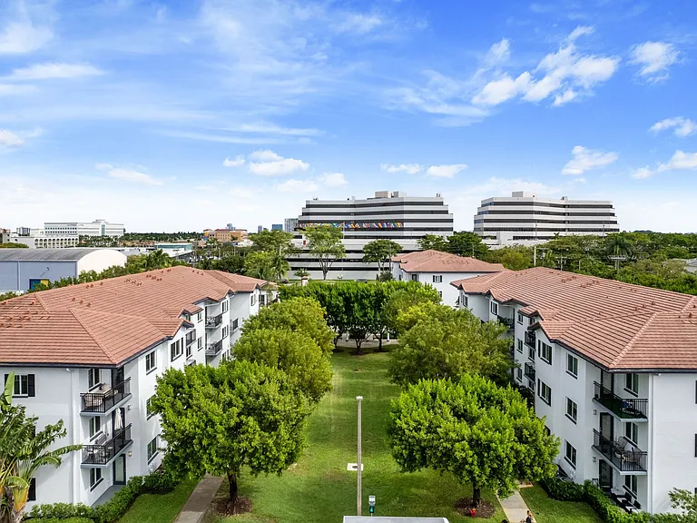 Windsor Biscayne Shores offers plenty of gathering spaces for our residents and their guests.