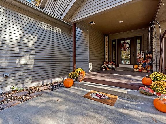 2nd image of 15617 Oakmont Dr