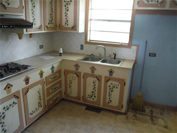 5th image of 236 Leslie St