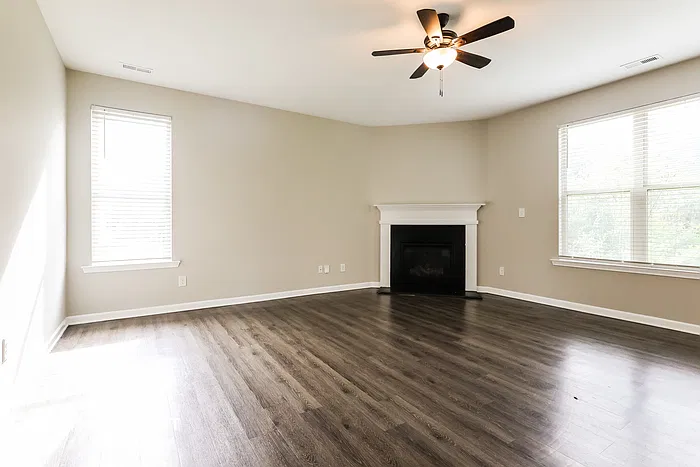 4 bed, 2.5 bath, 2390 sqft, $2,195 — Photo 4