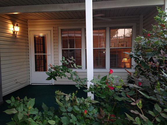 3rd image of 827 Creekside Dr