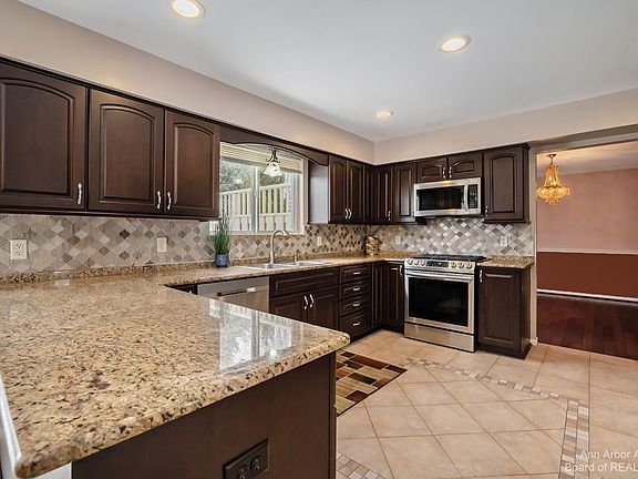 5th image of 3030 Honeysuckle Dr