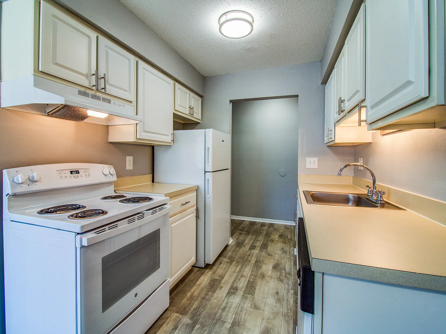 Hillcrest Club Apartments — Photo 1