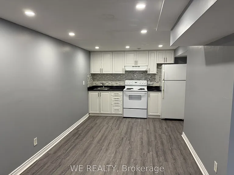 501 Lancelot Cres #LOWER — Photo 2