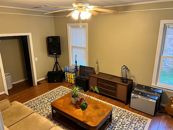 3rd image of 311 Elaine Ave