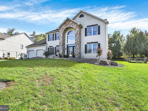 3rd image of 15 Brassie Cir