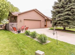 4920 S Shamrock Cir, Sioux Falls, SD 57106