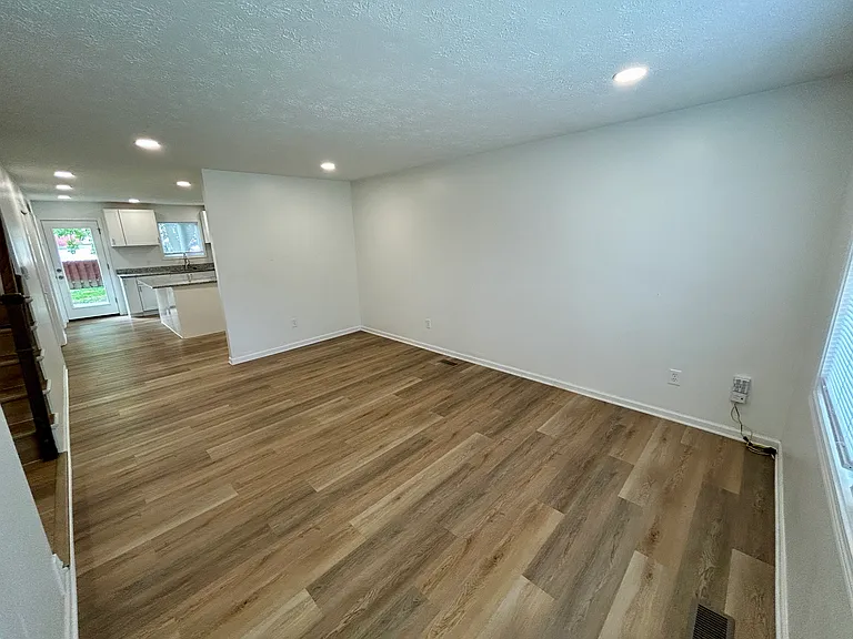 1286 Stonegate Rd — Photo 4