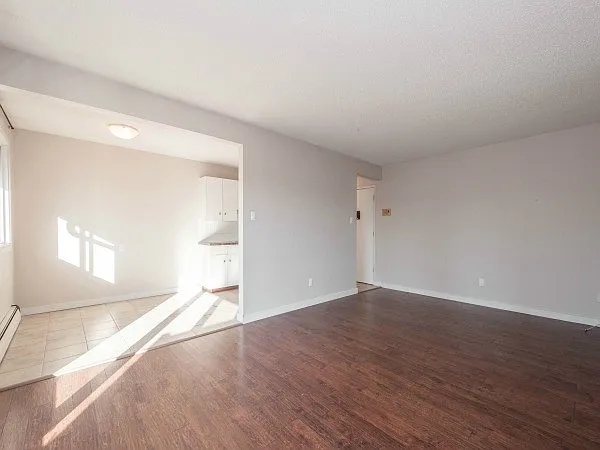 Elmwood Apartments — Photo 4