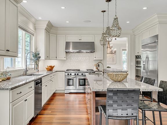 3rd image of 88 Woodbine Cir