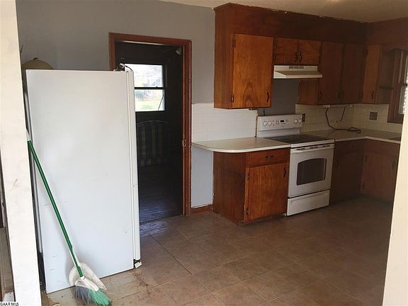 5th image of 210 Saint James Rd