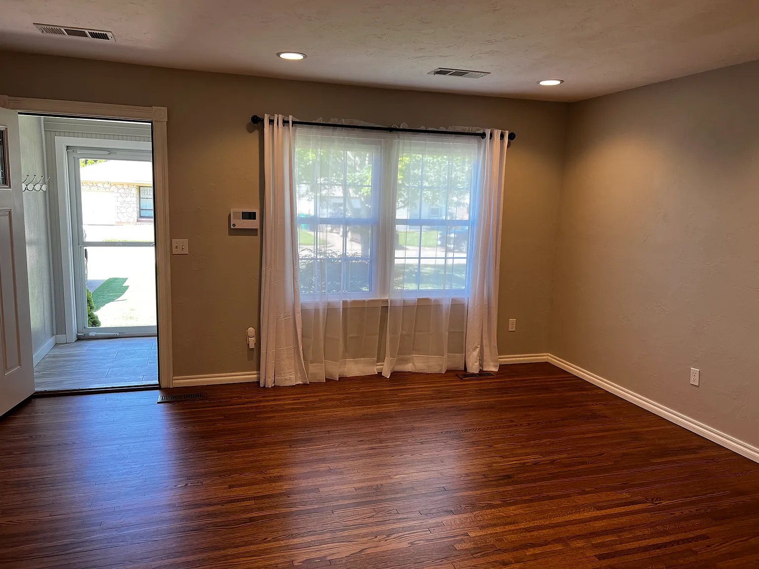 3 bed, 1643 sqft, $2,000 — Photo 4