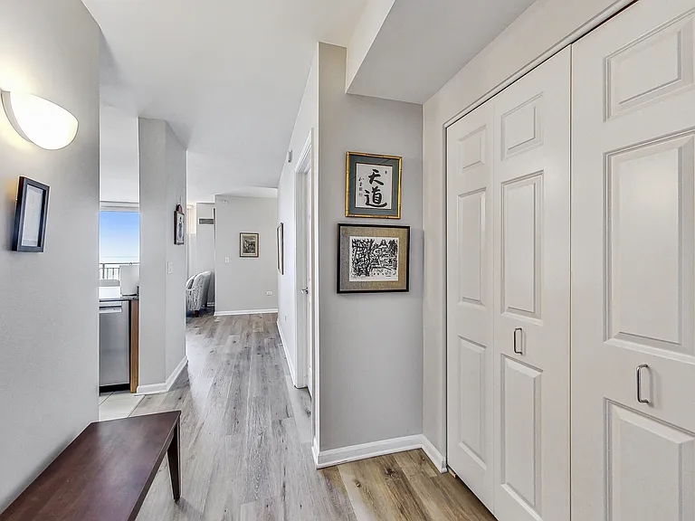 807 Davis St #1811 — Photo 3