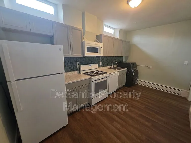 425 Walnut St #2 — Photo 33