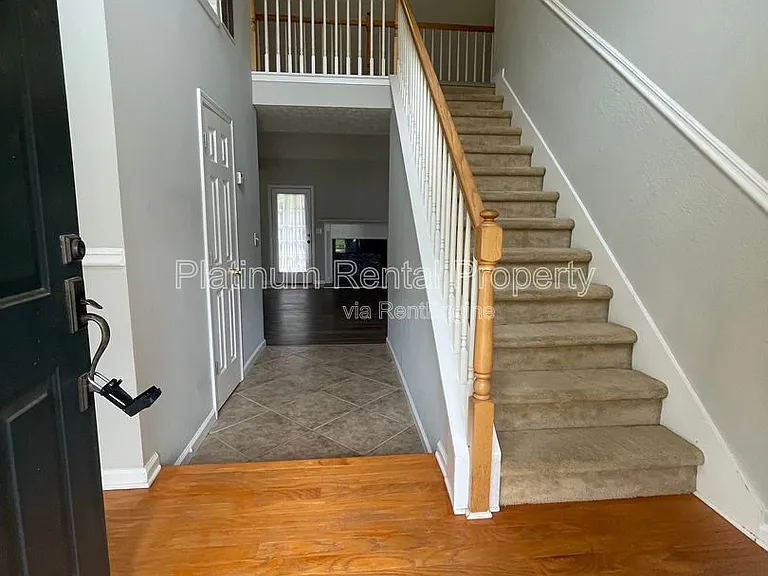 475 Ellesmere Way — Photo 3