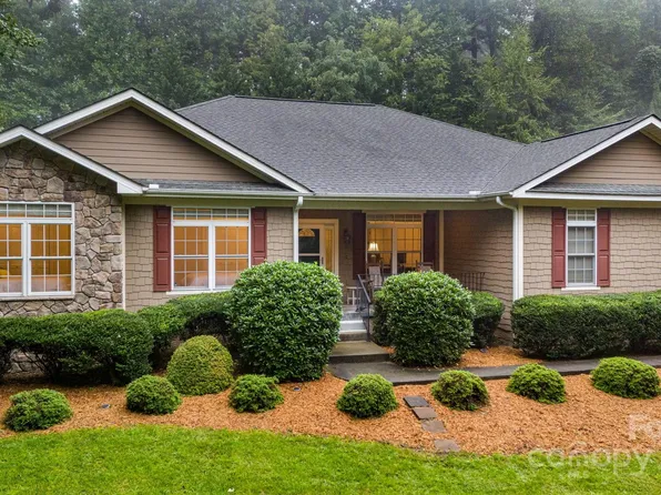 133 Timber Creek Rd, Laurel Park, NC 28739