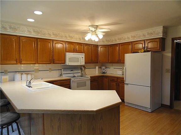 Kitchen With Breakfast Bar!